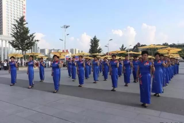 平凉泓源公司党委和兴北路社区绿地广场商圈党建联盟合作举办“讴歌新时代 共圆中国梦”纪念改革开放四十周年大型群众广场文化活动(图5) 平凉泓源公司党委和兴北路社区绿地广场商圈党建联盟合作举办“讴歌新时代 共圆中国梦”纪念改革开放四十周年大型群众广场文化活动(图5)