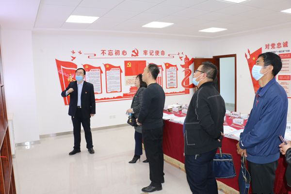 泾川县循环经济产业园区管委会副主任袁红燕一行来我公司考察调研(图2) 泾川县循环经济产业园区管委会副主任袁红燕一行来我公司考察调研(图2)