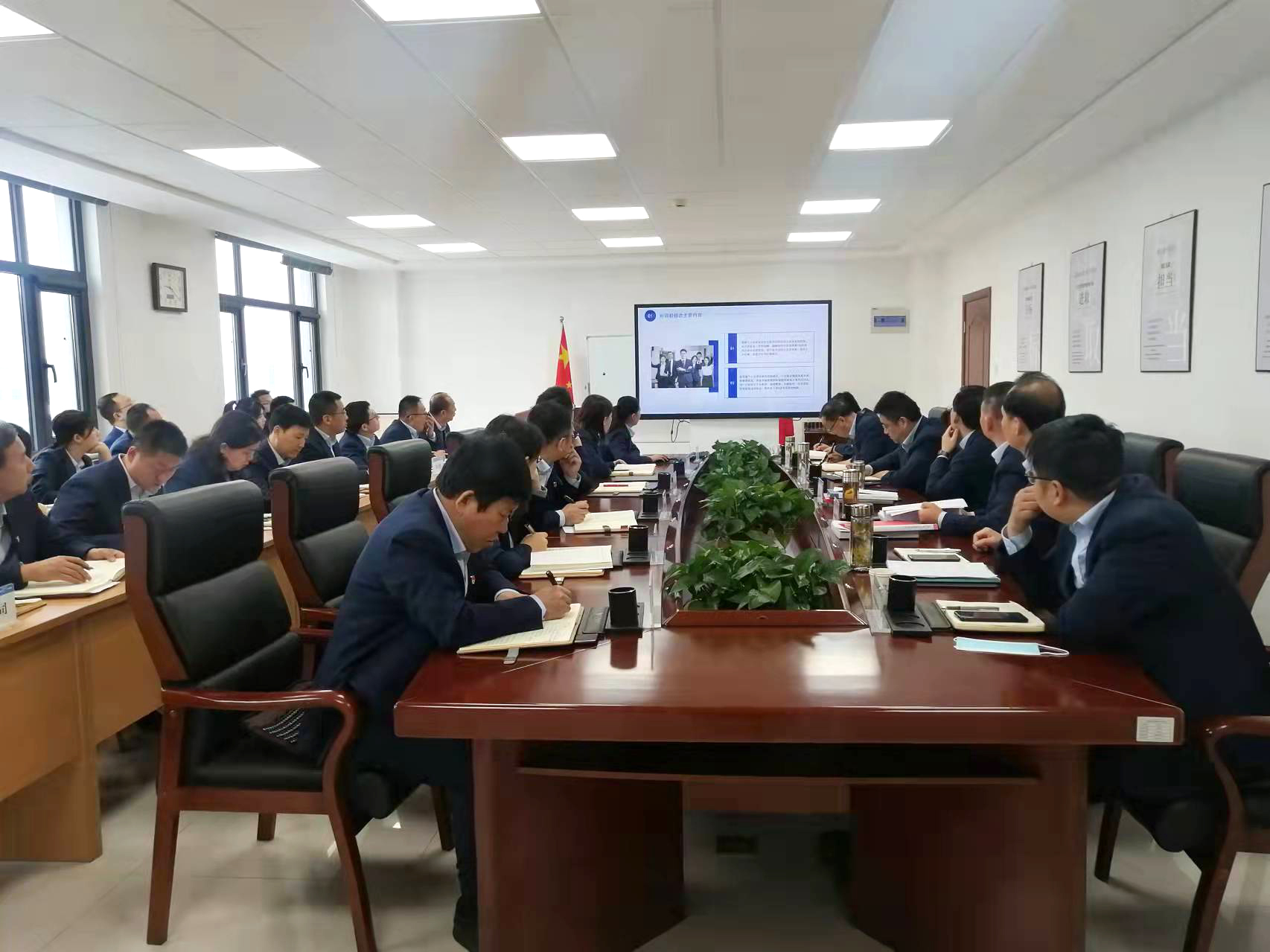 市产投集团召开党委理论学习中心组集体学习会议(图2) 市产投集团召开党委理论学习中心组集体学习会议(图2)