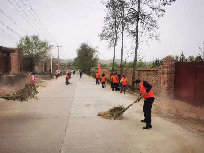 市产投集团赴包抓共建村社开展卫生清扫志愿服务活动(图2) 市产投集团赴包抓共建村社开展卫生清扫志愿服务活动(图2)