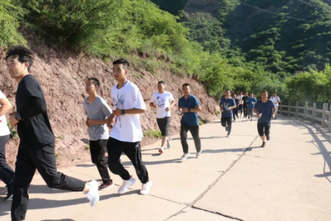 助力文旅市场 展示产投风采——市产投集团组织开展员工登山比赛活动(图3) 助力文旅市场 展示产投风采——市产投集团组织开展员工登山比赛活动(图3)